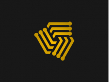 Logotipo de la tecnología del triángulo del circuito dorado